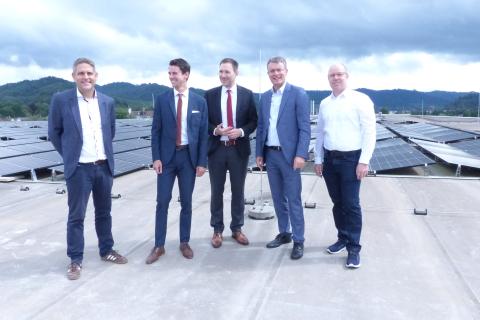 Auf dem Dach inmitten der PV-Module, v.l.: Fiege-Niederlassungsleiter Matthias Koch, David Zimmermann und Sebastian Betz (LIP Invest), Bürgermeister Thorsten Erny sowie Tom Gißler, technischer Werkleiter Stadtwerke Gengenbach, Foto: Stadt Gengenbach