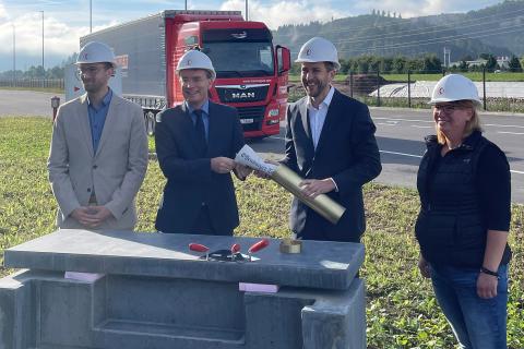 Gengenbachs Bürgermeister Thorsten Erny (zweiter von links) mit Jan Fiege (zweiter von rechts), Alexandra Berhorst (Baufirma Bremer AG, rechts) und Daniel Pahl von LIP Invest (links). Foto: © Stadt Gengenbach.